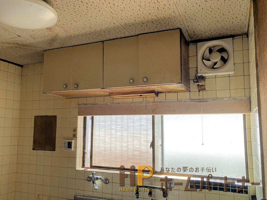 施工前の吊戸棚・プロペラ換気扇
