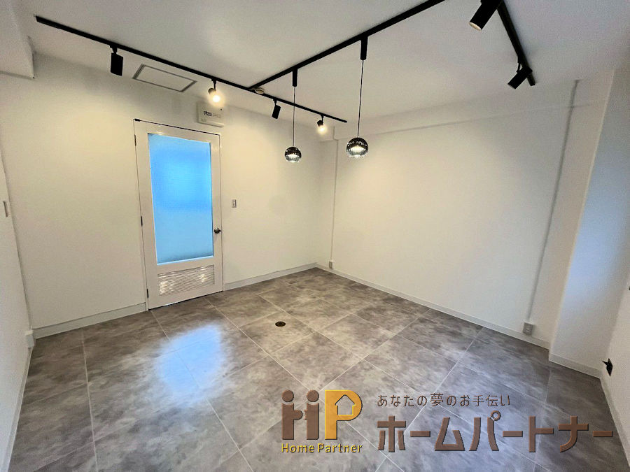 施工後の窓側から入口