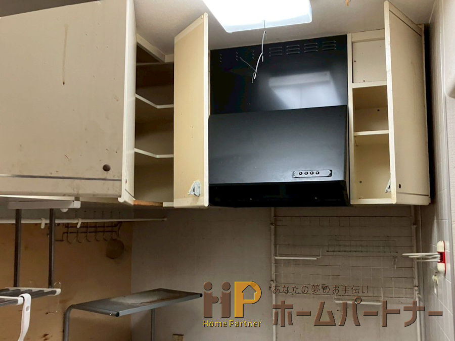 キッチン施工前の吊戸棚　換気扇
