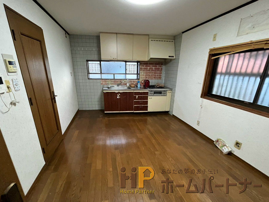施工前リビングダイニングです。古いキッチンがありました。