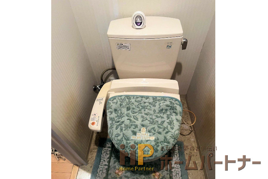 トイレ施工前の洋式トイレ正面
